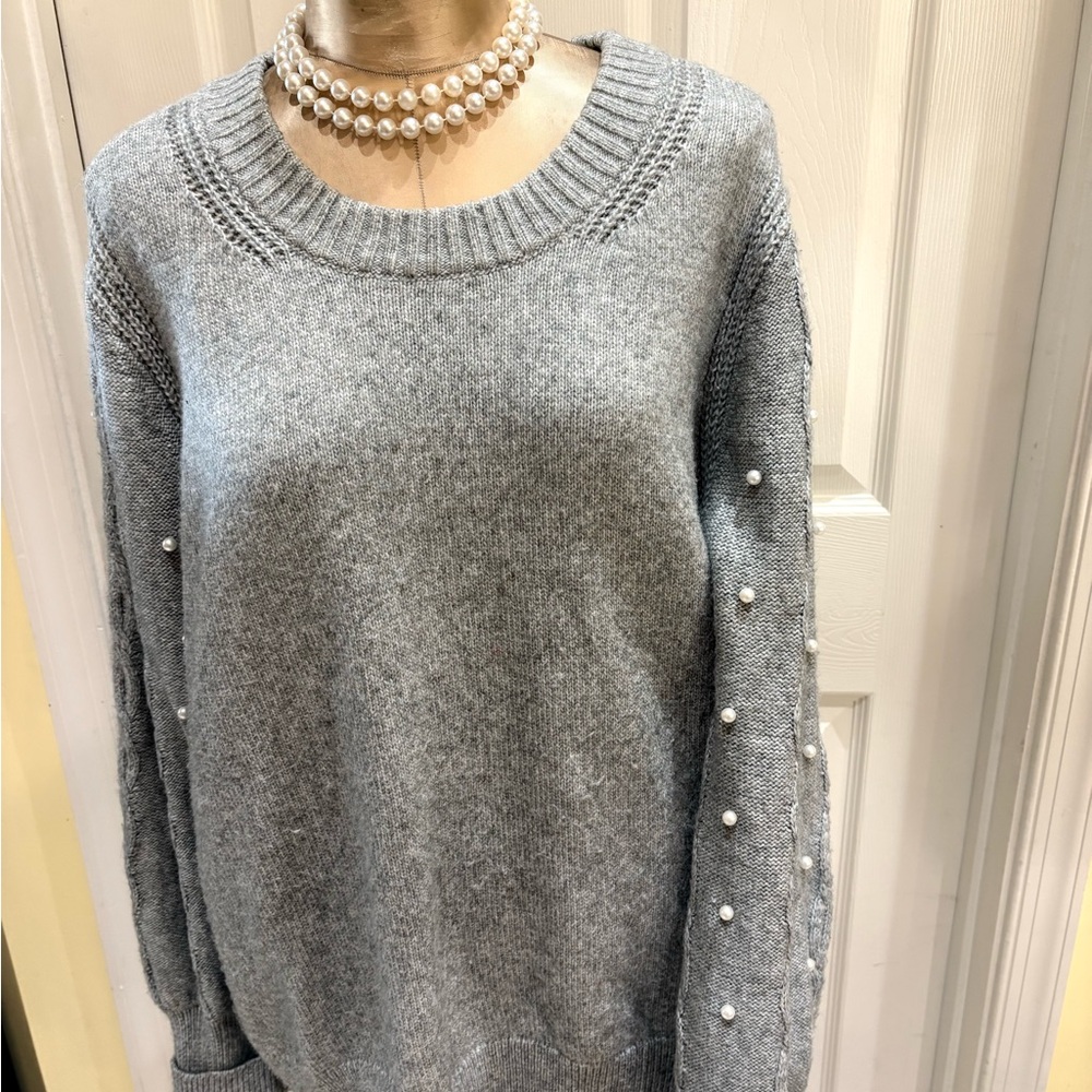 LIZ CLAIBORNE ELEGANT GRAY CABLE KNIT SWEATER W/ PEARLS  ON SLEEVE.
